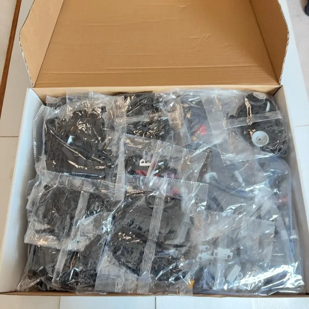 ONENEXT Mini Sports Car Model 23020 Building Set 1923 Pieces 10+ Black Red New